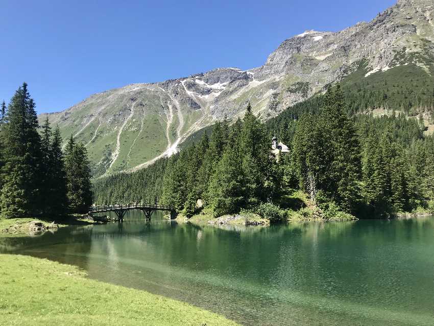 In Obernberg wandern: Über die Brücke kommst du zur Kapelle "Maria am See"