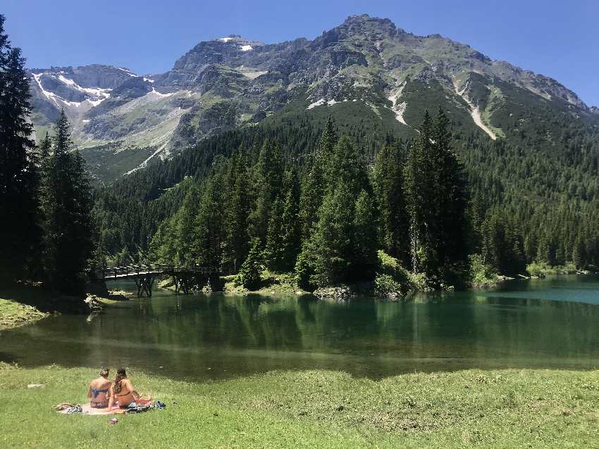 Obernberger See baden mit Bergkulisse