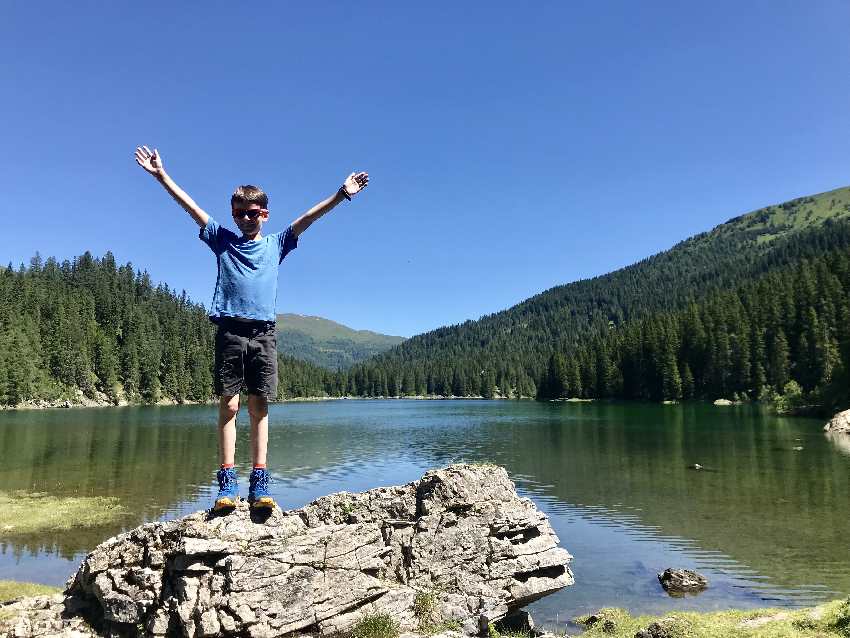 Obernberger See mit Kindern - auf den Felsen kraxeln ist spannend!