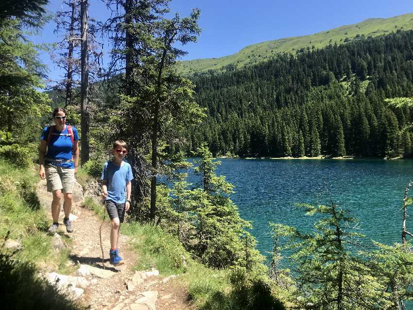 Das ist der Wandersteig rund um den Obernberger See am Brenner