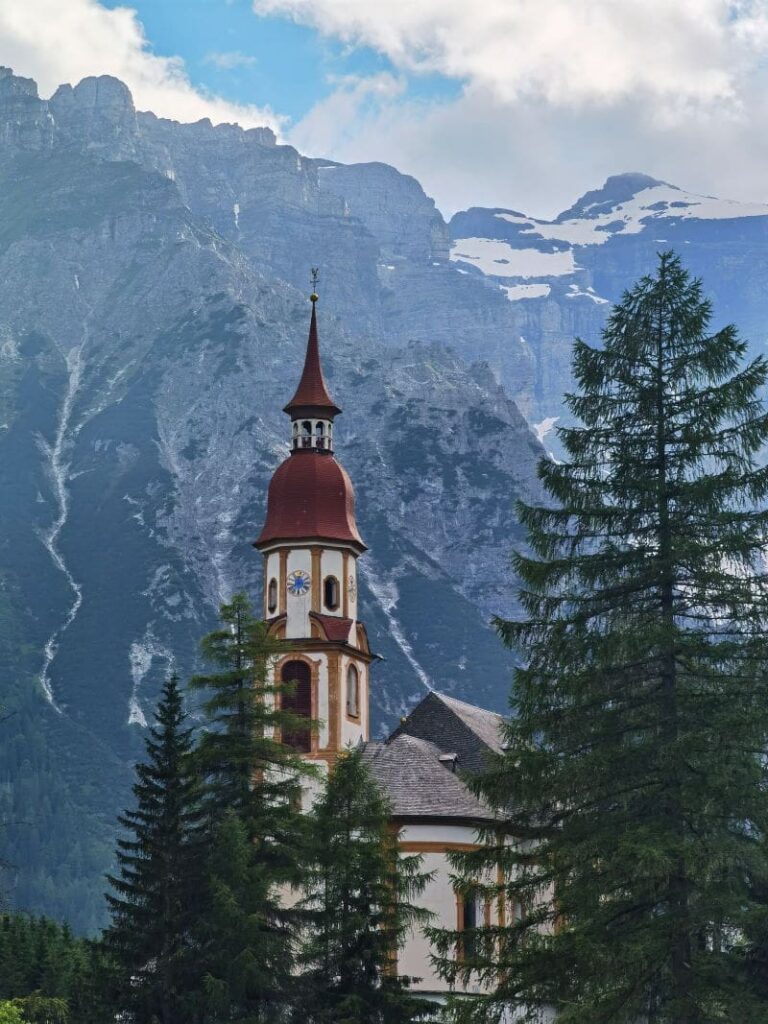 Die Nikolauskirche in Oberberg - eine der bekanntesten Kirchen in ganz Tirol