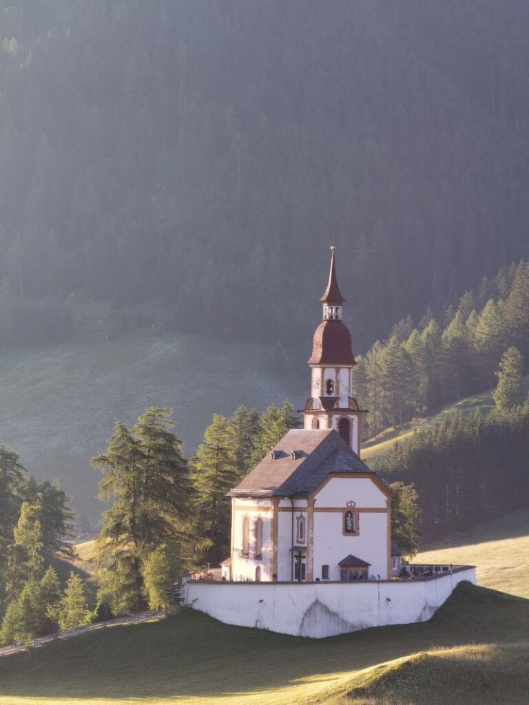 Die berühmte Kirche St. Nikolaus in Obernberg am Brenner