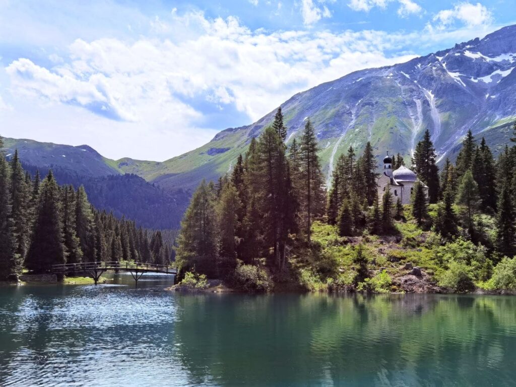 Schöner können die Alpen nicht sein - der Obernberger See mit der Seekapelle