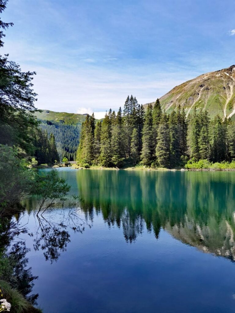 Obernbergersee Tirol - je nach Sonneneinstrahlung wechselt der Bergsee an der Grenze zu Südtirol seine Farbe