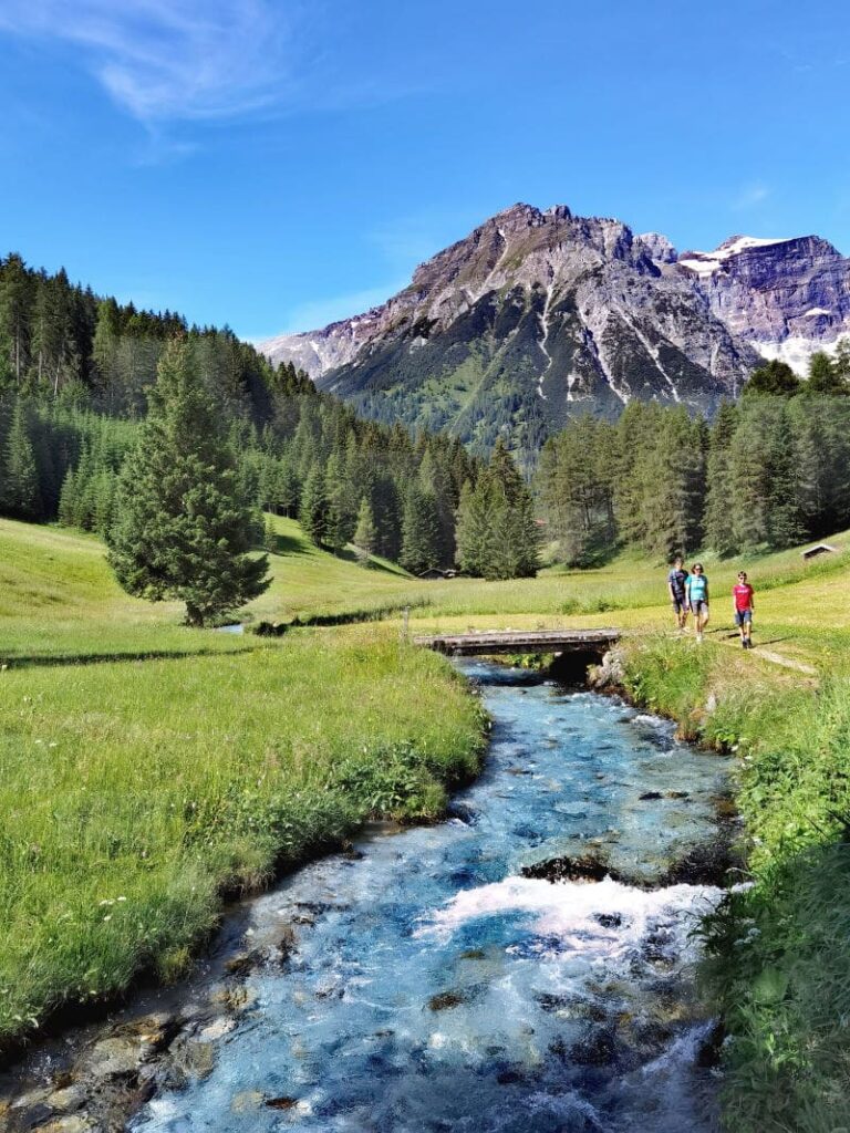 Obernberger Bach - türkisgrünes Wasser umgeben vom Tribulaun am Wiesenweg Obernberg