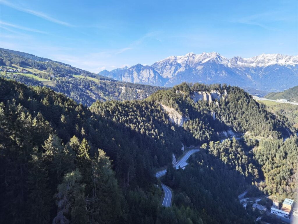 Blick von der Europabrücke auf die mautfreie Brennerstraße und das Karwendel