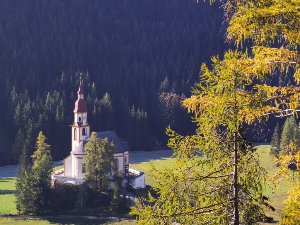 Genialer Ausblick auf der Lichtsee Wanderung zur bekannten St. Nikolaus Kirche im Obernbergtal
