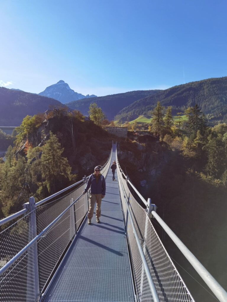 So gehst du über die Matrei am Brenner Hängebrücke