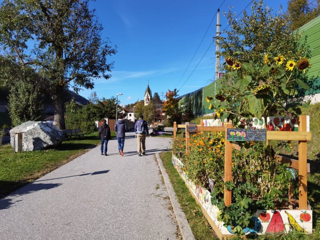 Wir gehen am essbaren Schulweg in Matrei am Brenner Richtung Hängebrücke