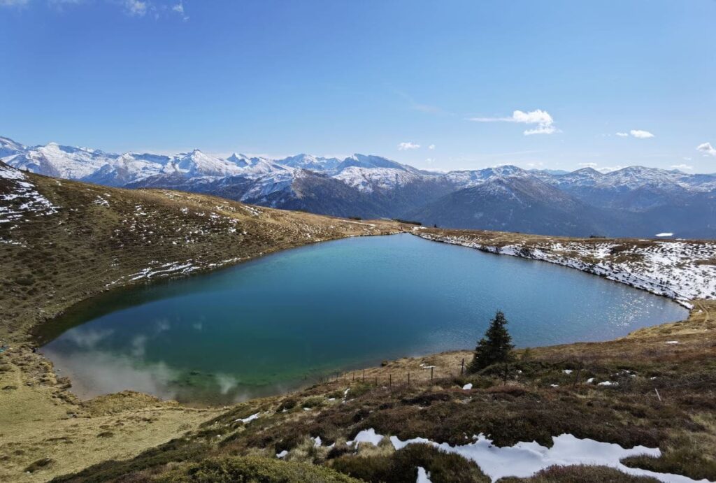 Vom Obernberg am Brenner zum Lichtsee wandern - mit Blick auf den Alpenhauptkamm
