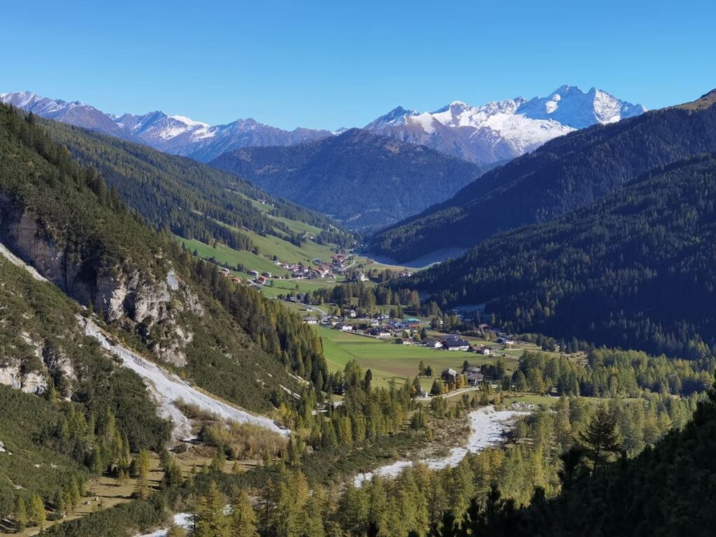 Blick auf das Obernbergtal am Brenner - überragt vom Alpenhauptkamm mit dem Olperer