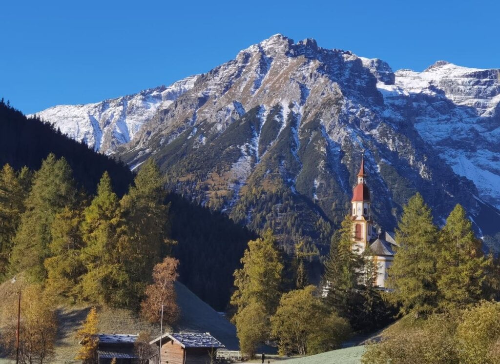 Blick von Almis Berghotel auf die berühmte Kirche in Obernberg