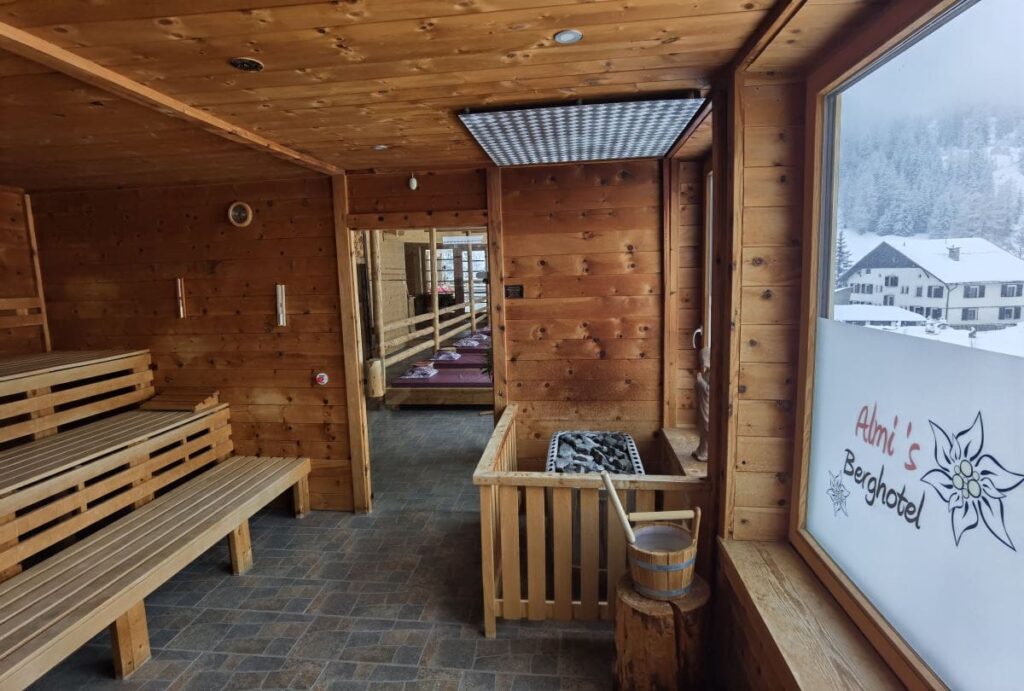 Die Sauna in Almi´s Berghotel - mit Blick in die Winterlandschaft