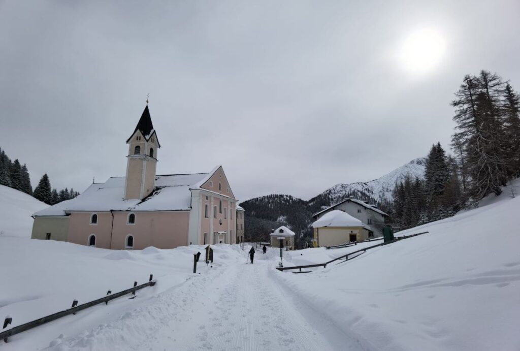 Ab hier kannst in Maria Waldrast rodeln - mit schönen Blicken auf die Winterlandschaft