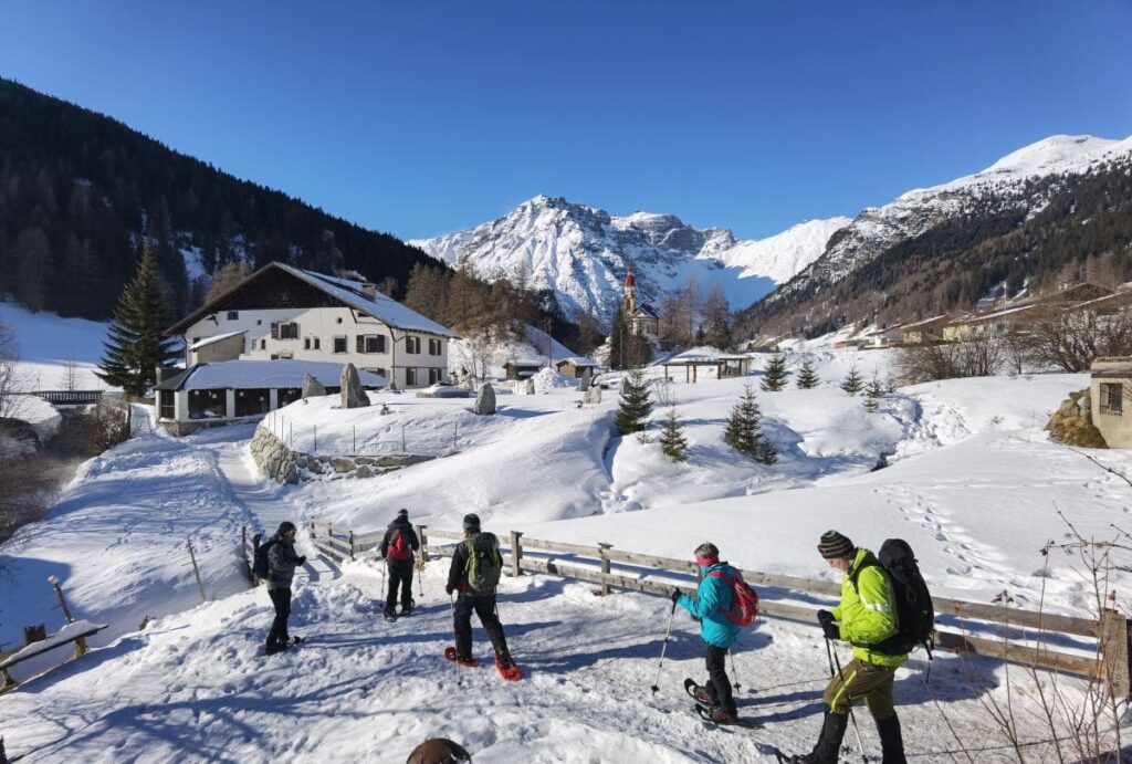 In Obernberg schneeschuhwandern - mit Start direkt bei Almi´s Berghotel