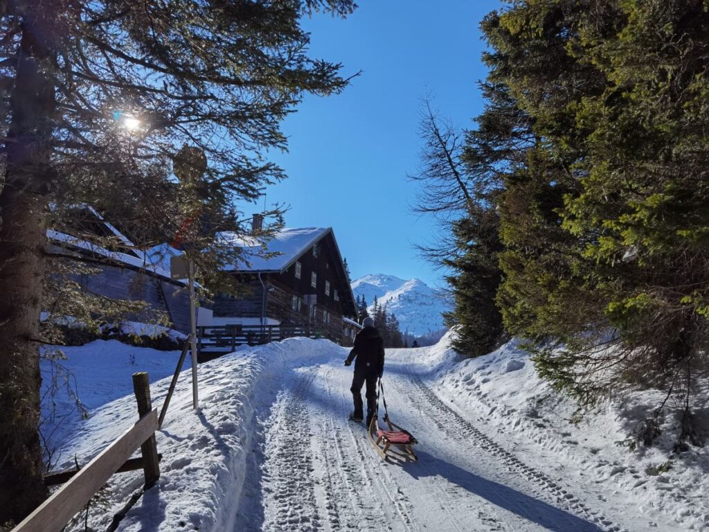 Die Obernberger See Rodelbahn ist ein Traum mit der Winterlandschaft und der kilometerlangen Abfahrt