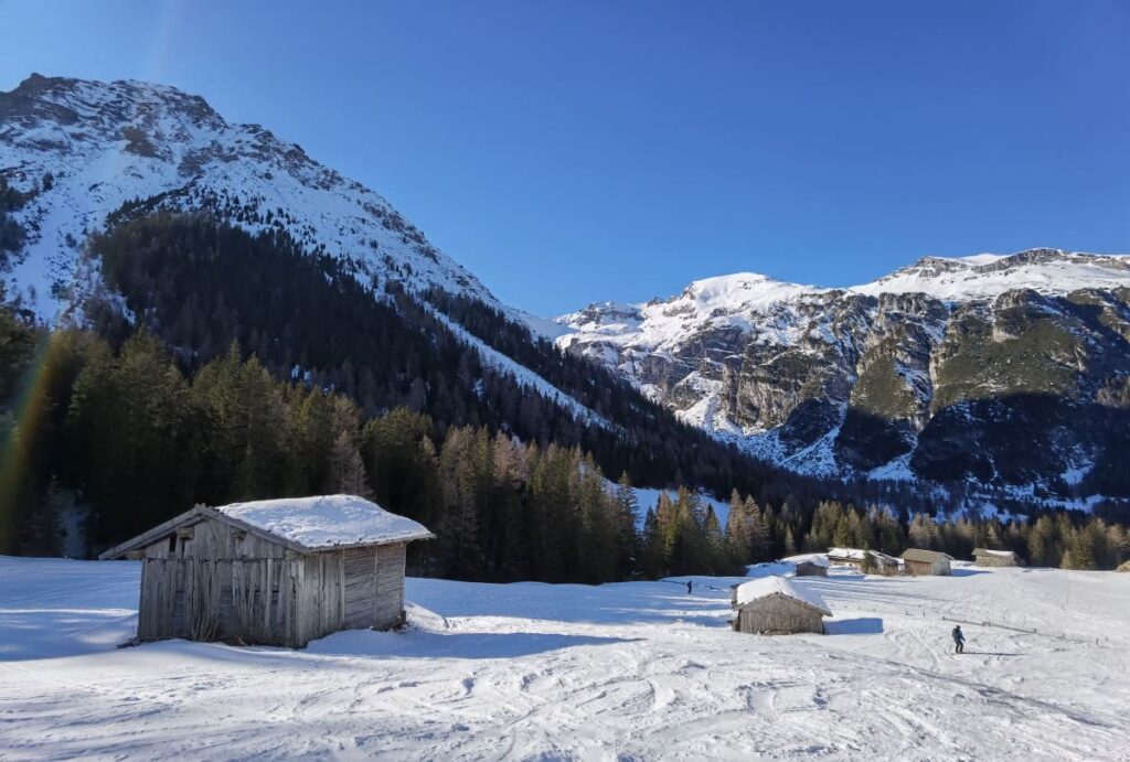 Die Obernberger See Winterwanderung führt bei diesen Almhütten der Oberreinsalm vorbei