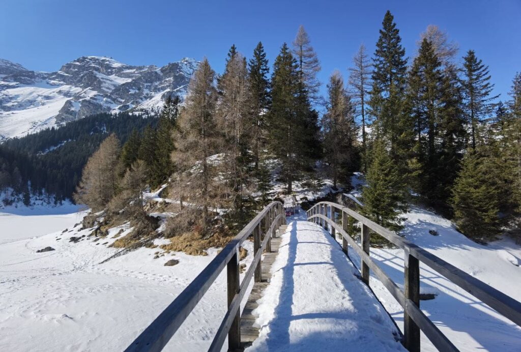 Du kannst bei der Obernberger See Winterwanderung über die Brücke auf die Insel zur Seekapelle