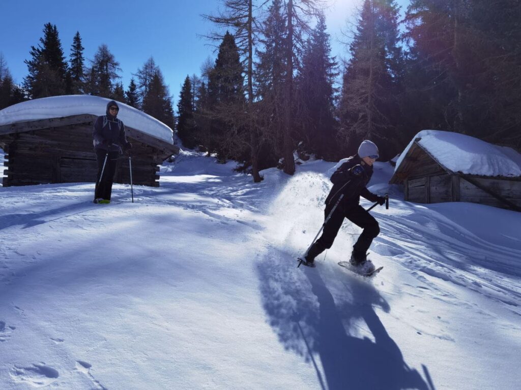 Idyllische Winterlandschaft beim Schneeschuhwandern erleben