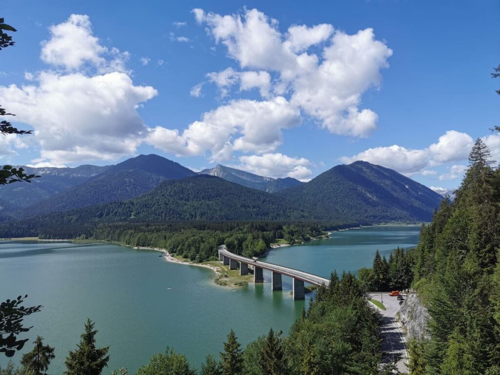 Bergsee Bayern und kilometerlang gezogen wie ein Fjord - der Sylvensteinsee