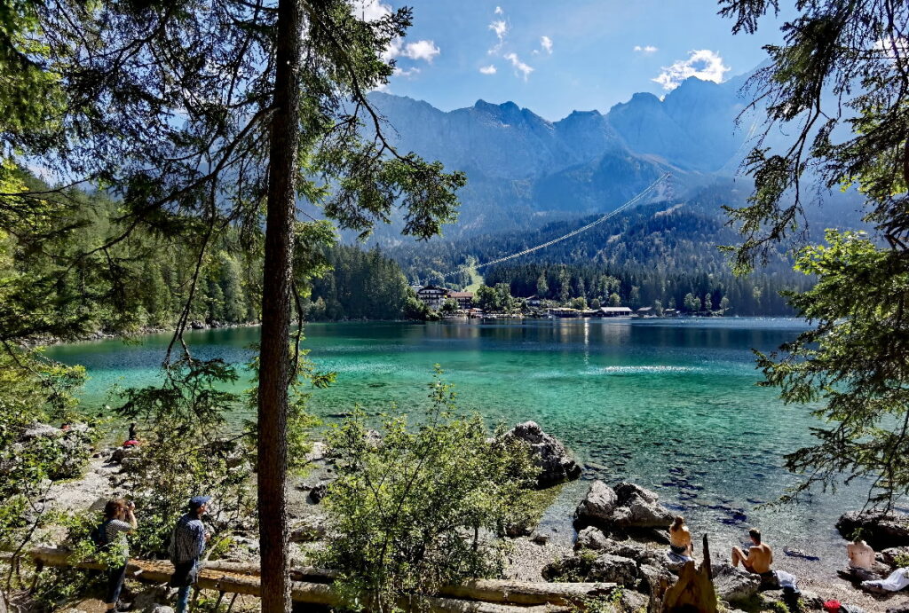 Bergsee Bayern mit türkiser Färbung und mächtigen Bergspitzen - der Eibsee Grainau