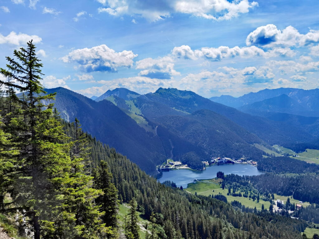 Beliebter Bergsee in Bayern - der Spitzingsee