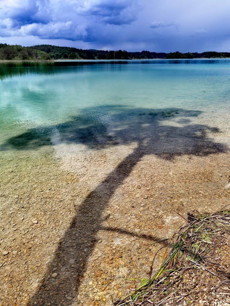 Karibischer Bergsee in Bayern: Der Strand am Großen Ostersee