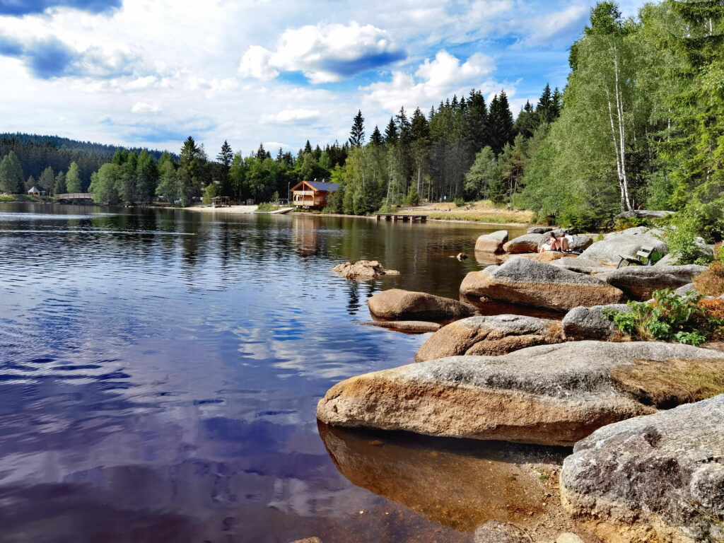 Bergsee mit riesigen Felsbrocken - der Fichtelsee im Fichtelgebirge