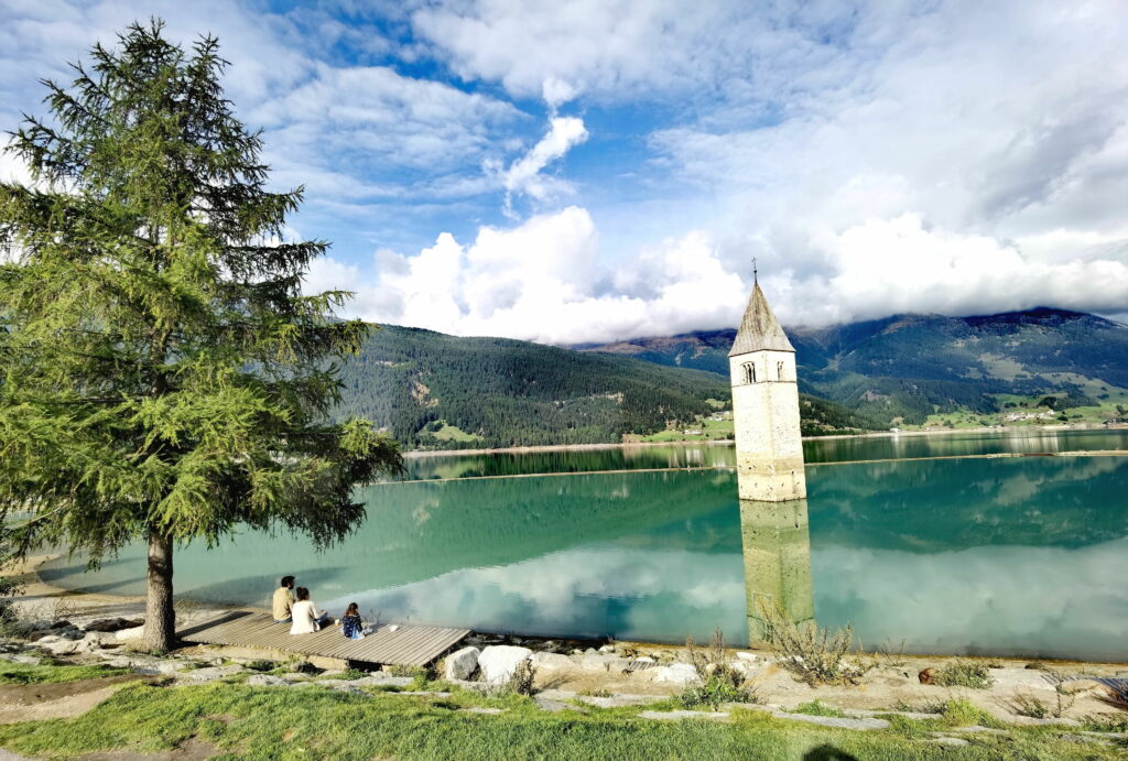 Berühmter Bergsee in den Alpen - der Reschensee mit dem Kirchturm im See