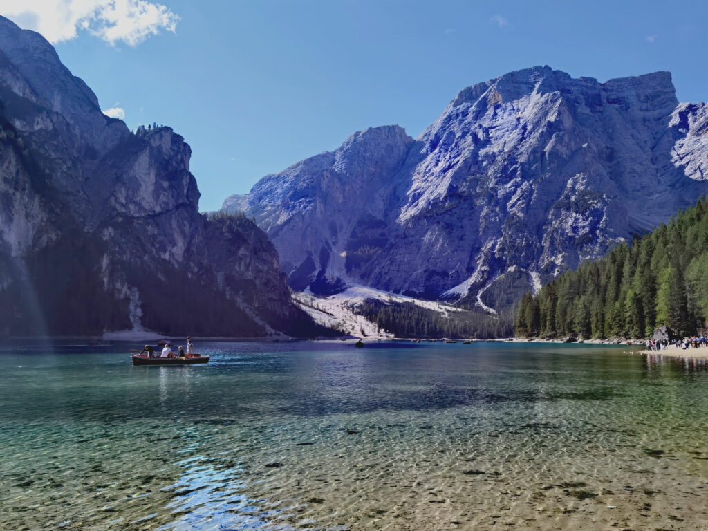 Einer der meistbesuchten Bergseen in den Alpen - Pragser Wildsee in Südtirol