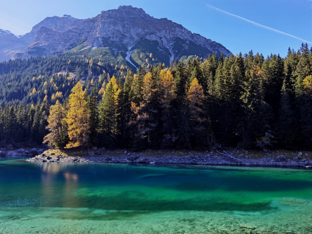 Geheimtipp Herbst: Bei der Lärchenfärdbung im Oktober am Obernberger See wandern