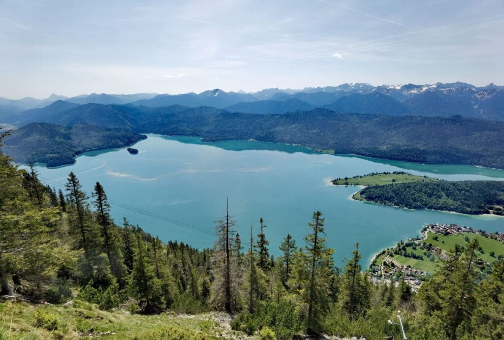 Bergsee Walchensee vom Herzogstand aus gesehen, im Hintergrund das Karwendel