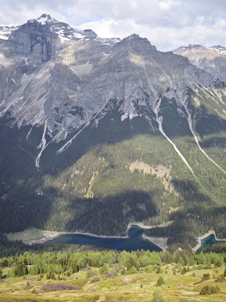 Bester Blick von oben auf den Obernberger See - von der Allerleigrubenspitze