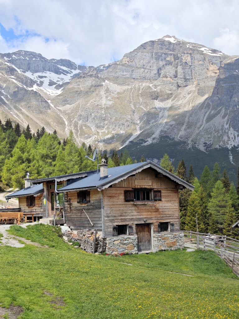 Urige Einkehr auf der Steiner Alm oberhalb vom Obernberger See