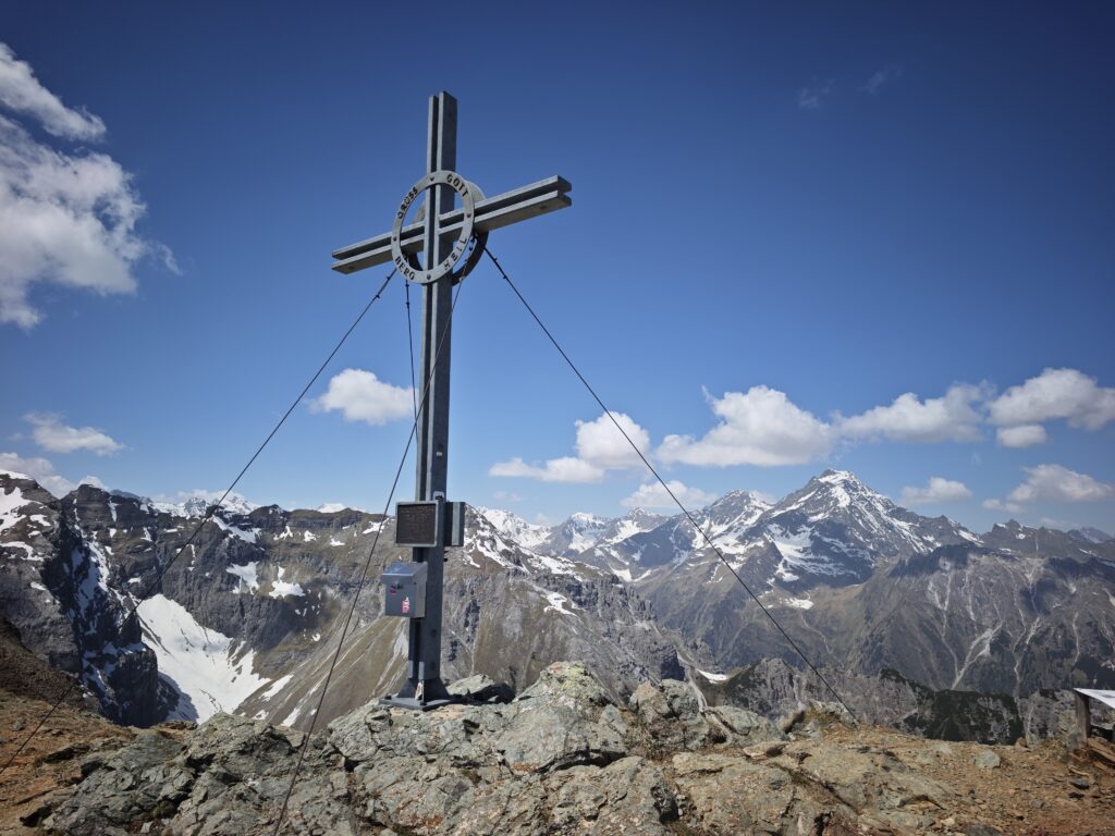 Fernblick am Gipfel der Rötenspitze