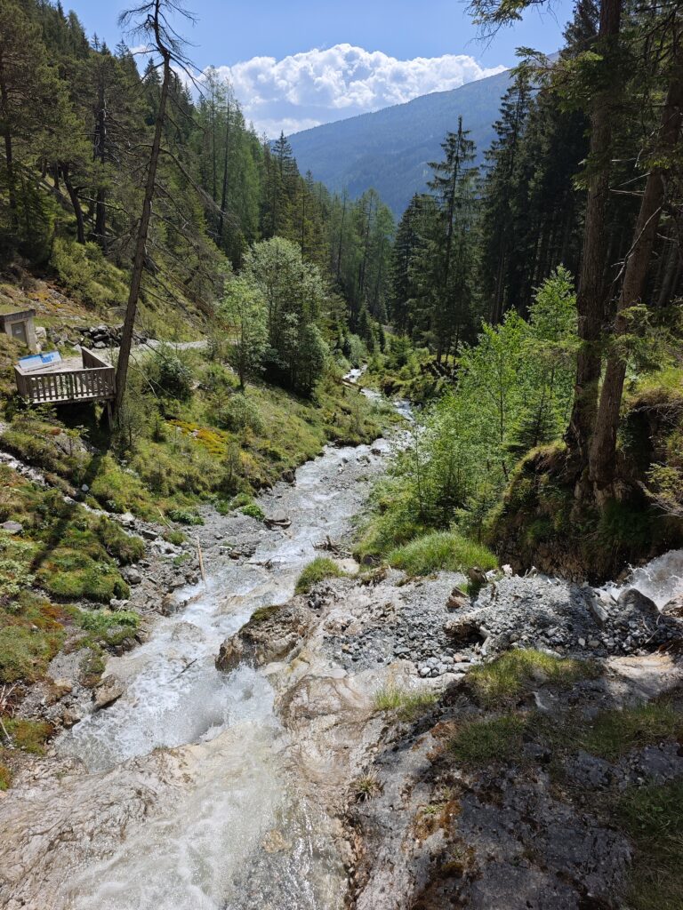 Blick von der Brücke am Wasserfall Richtung Gschnitztal