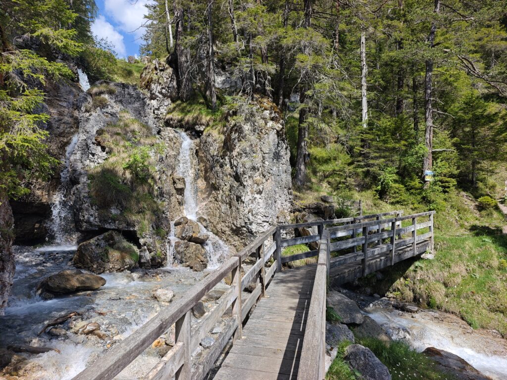 Die Brücke am Sarnthein Wasserfall