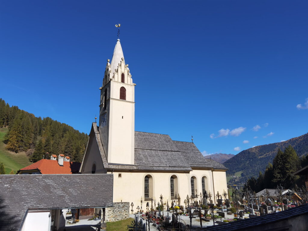 Kirche St. Leonhard in Vinaders - mit dem weißen Kirchturm